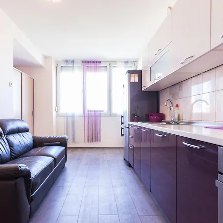 Nela 1bdr W Balcony Daire Zadar